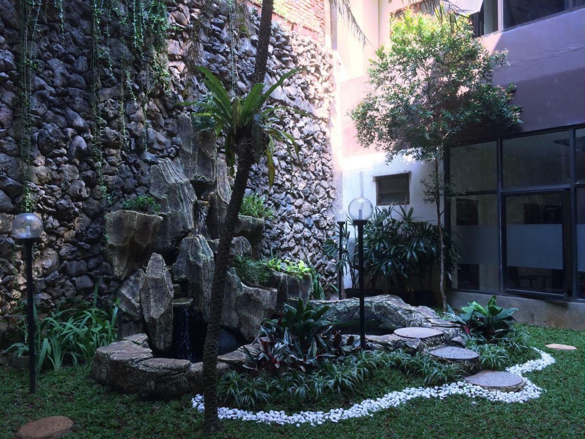 Hotel Nusantara Indah Syariah Yakarta Exterior foto